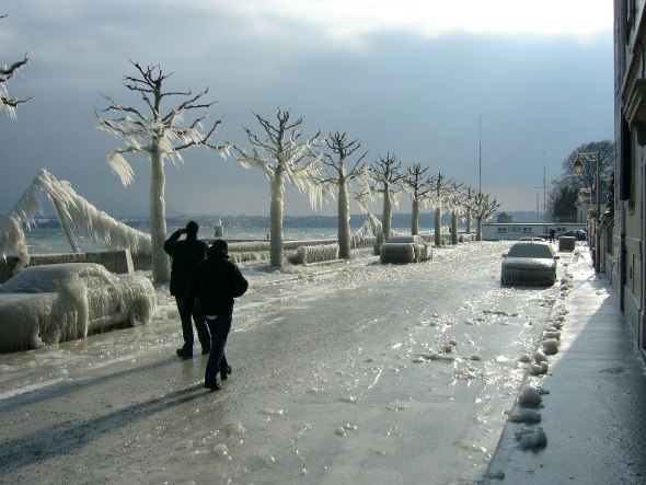 Фоторепортаж, сделанный после шторма на Женевском озере в городке Версуа 